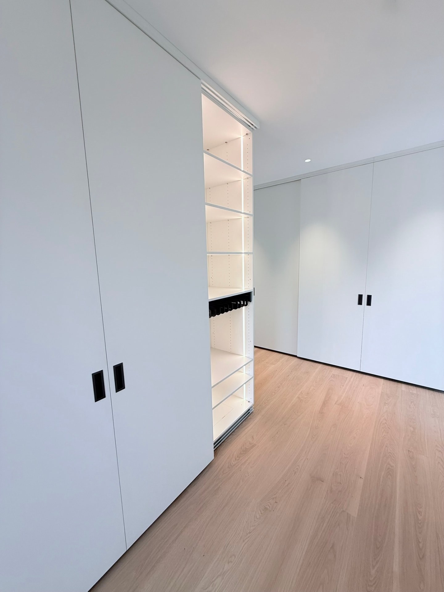 Schwebetürenschrank im Ankleidezimmer – Schreinerei Siegert