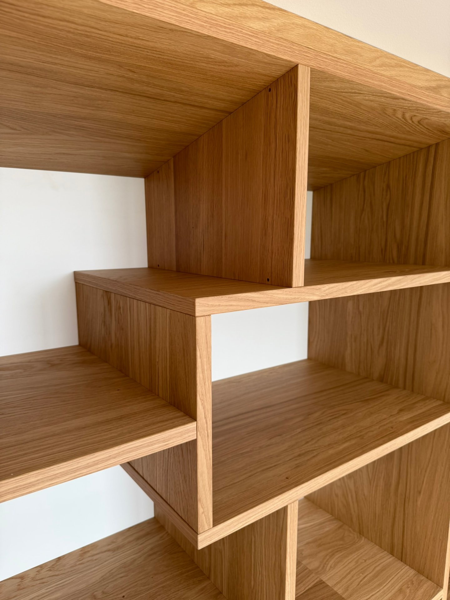 Holzregal mit versetzten Fächern im Detail – Schreinerei Siegert