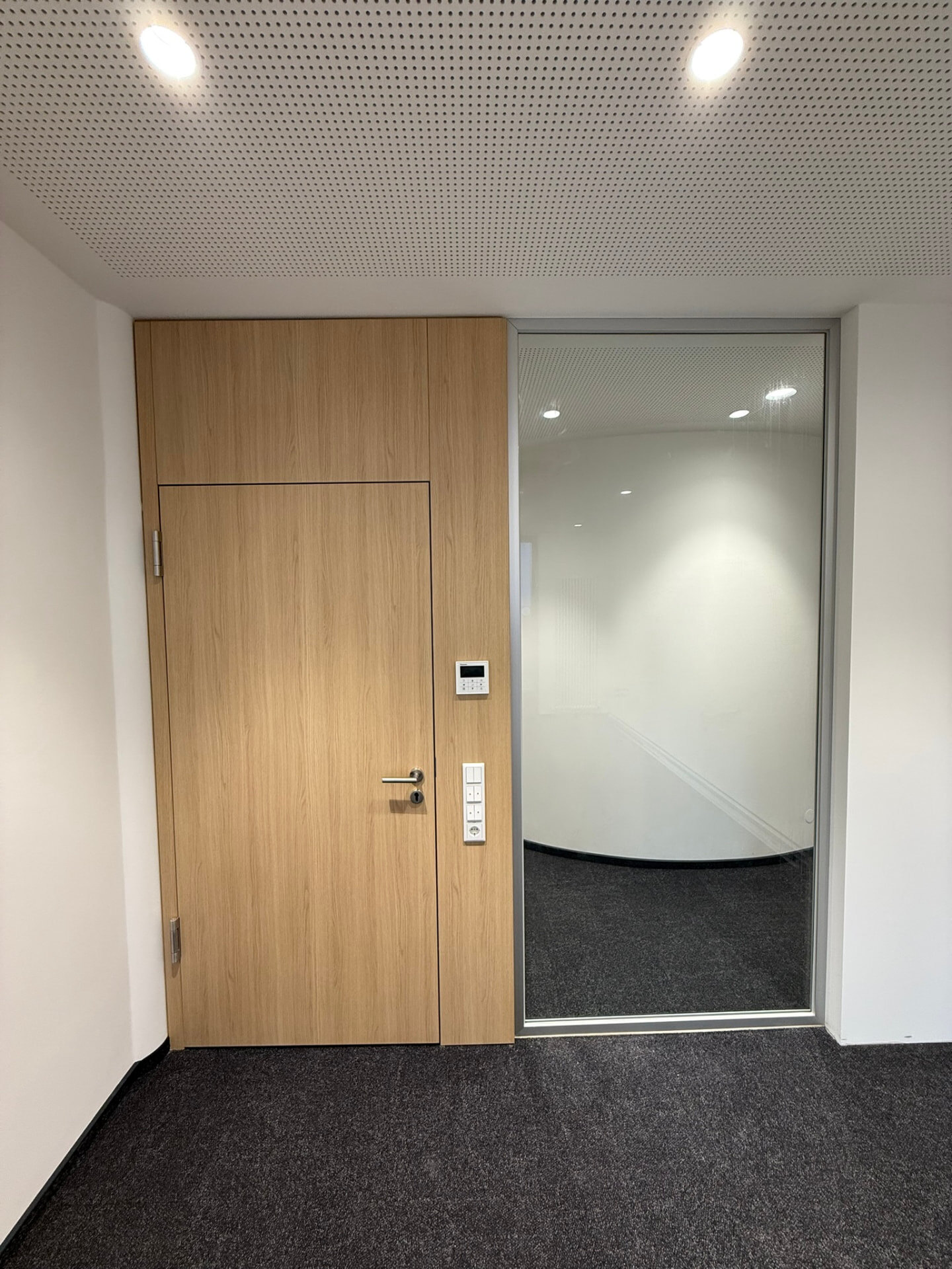 Raumhohe Türfront mit Glas-Seitenteil – Schreinerei Siegert