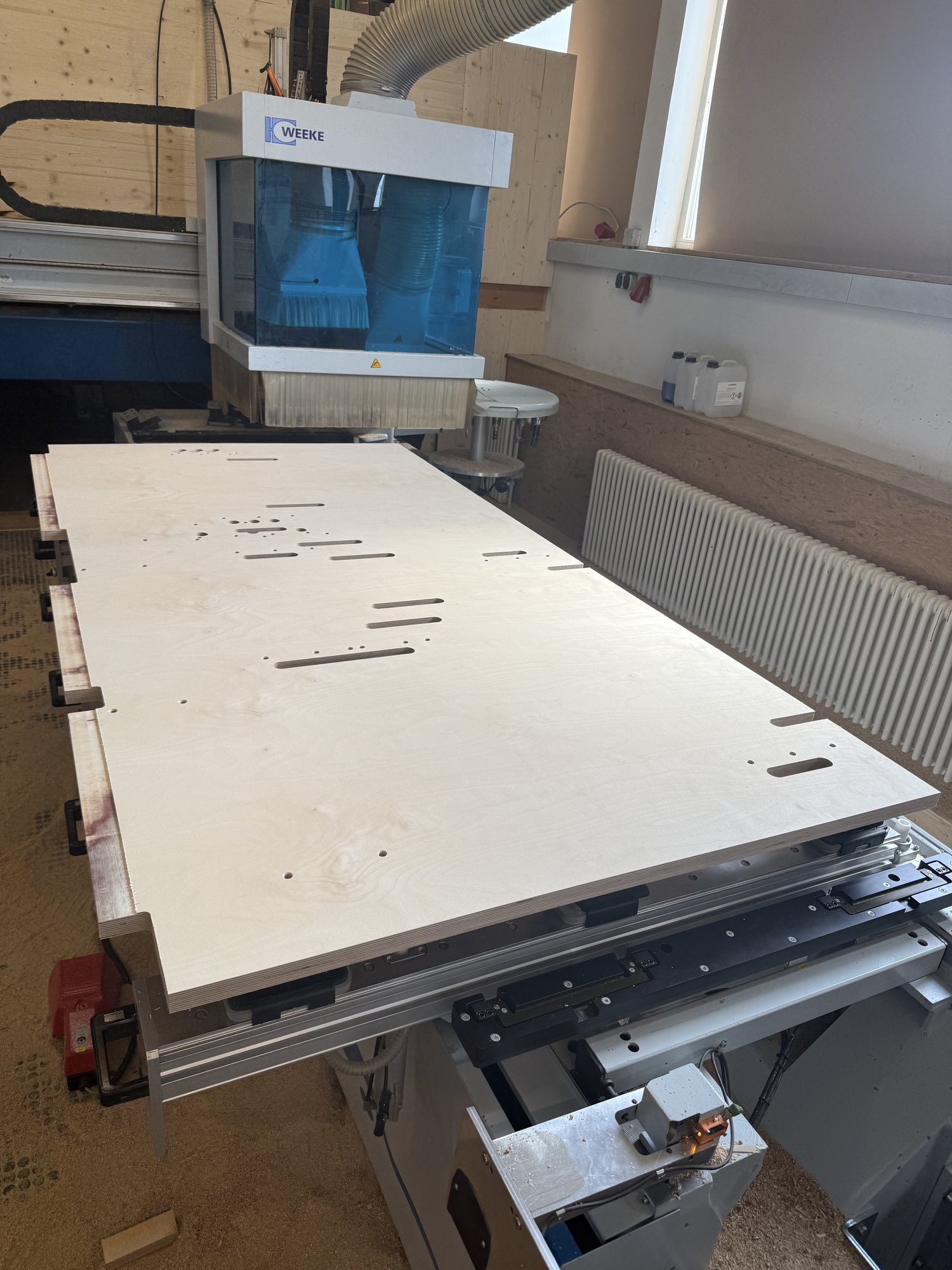 CNC-Bearbeitungszentrum mit Plattenwerkstück in der Werkstatt der Schreinerei Siegert
