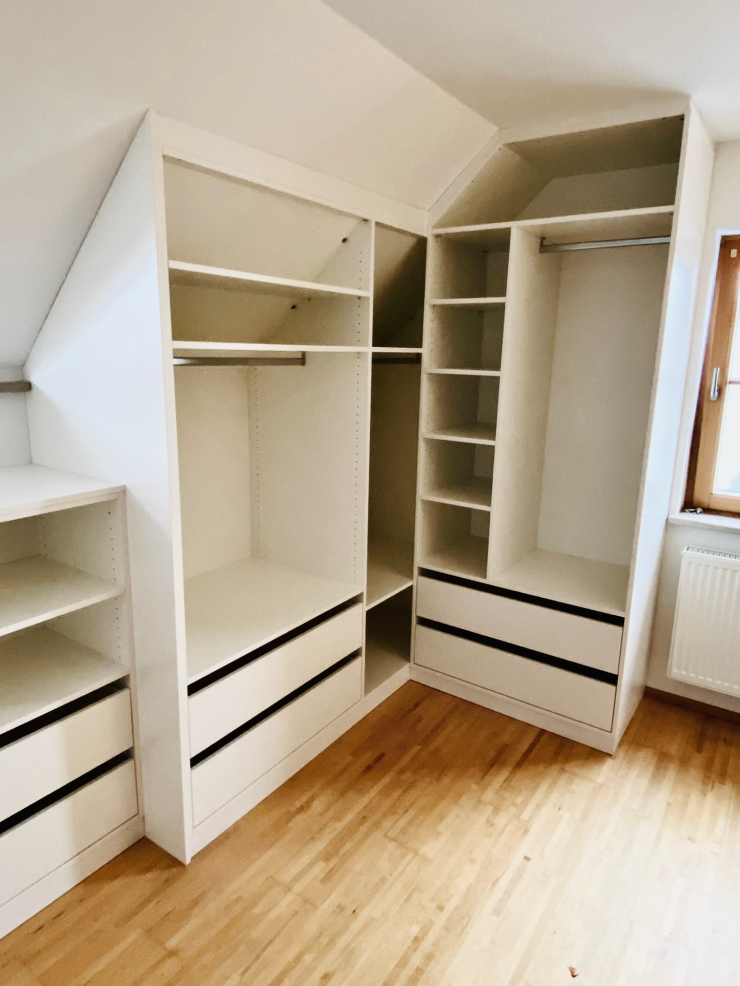 Einbauschrank unter Dachschräge mit Schubladen – Schreinerei Siegert