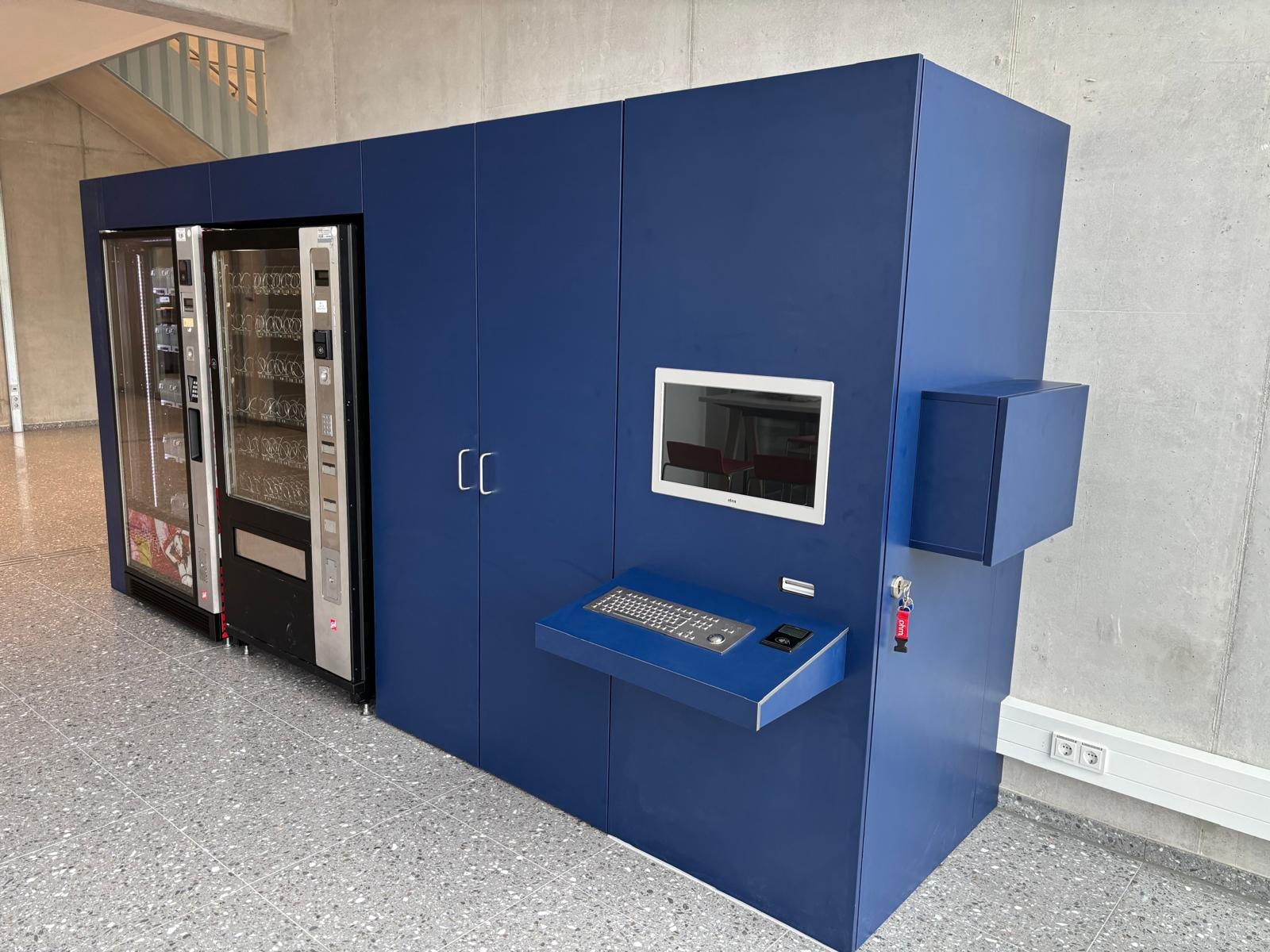 Einbauschrank mit Terminal und Automaten in einem Foyer – Schreinerei Siegert