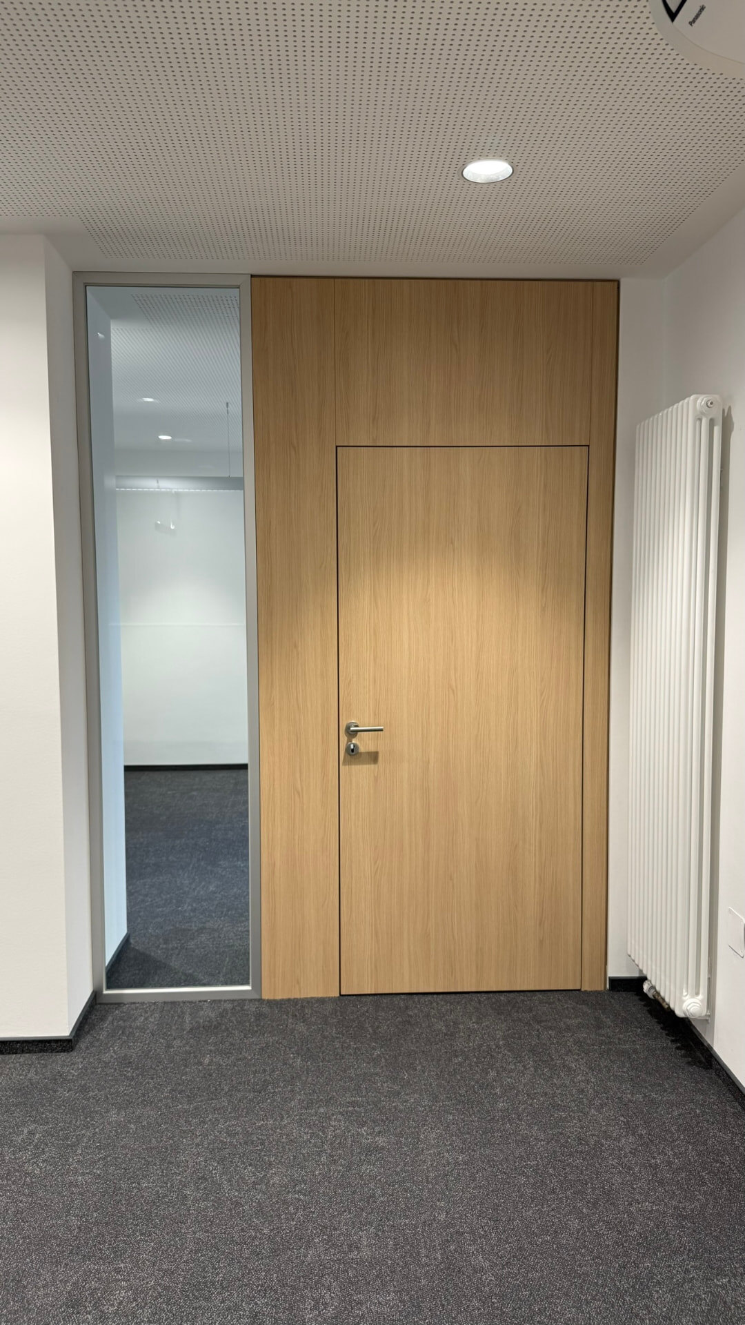 Holz-Türfront mit Glasfeld – Schreinerei Siegert