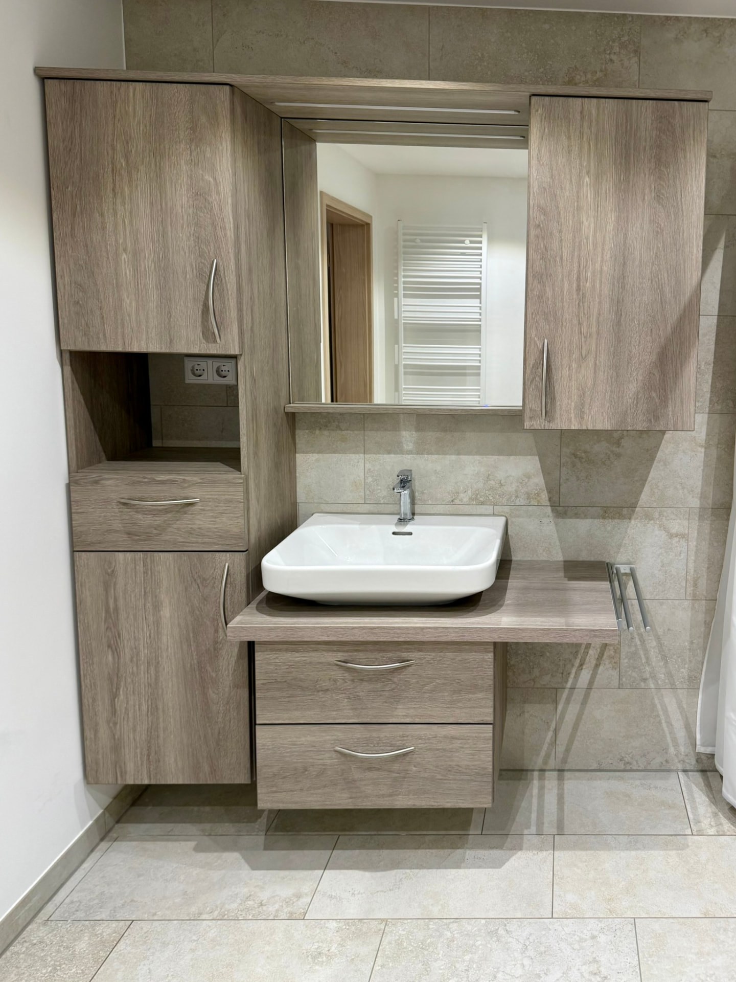 Badmöbel mit Spiegelschrank und Aufsatzwaschbecken – Schreinerei Siegert