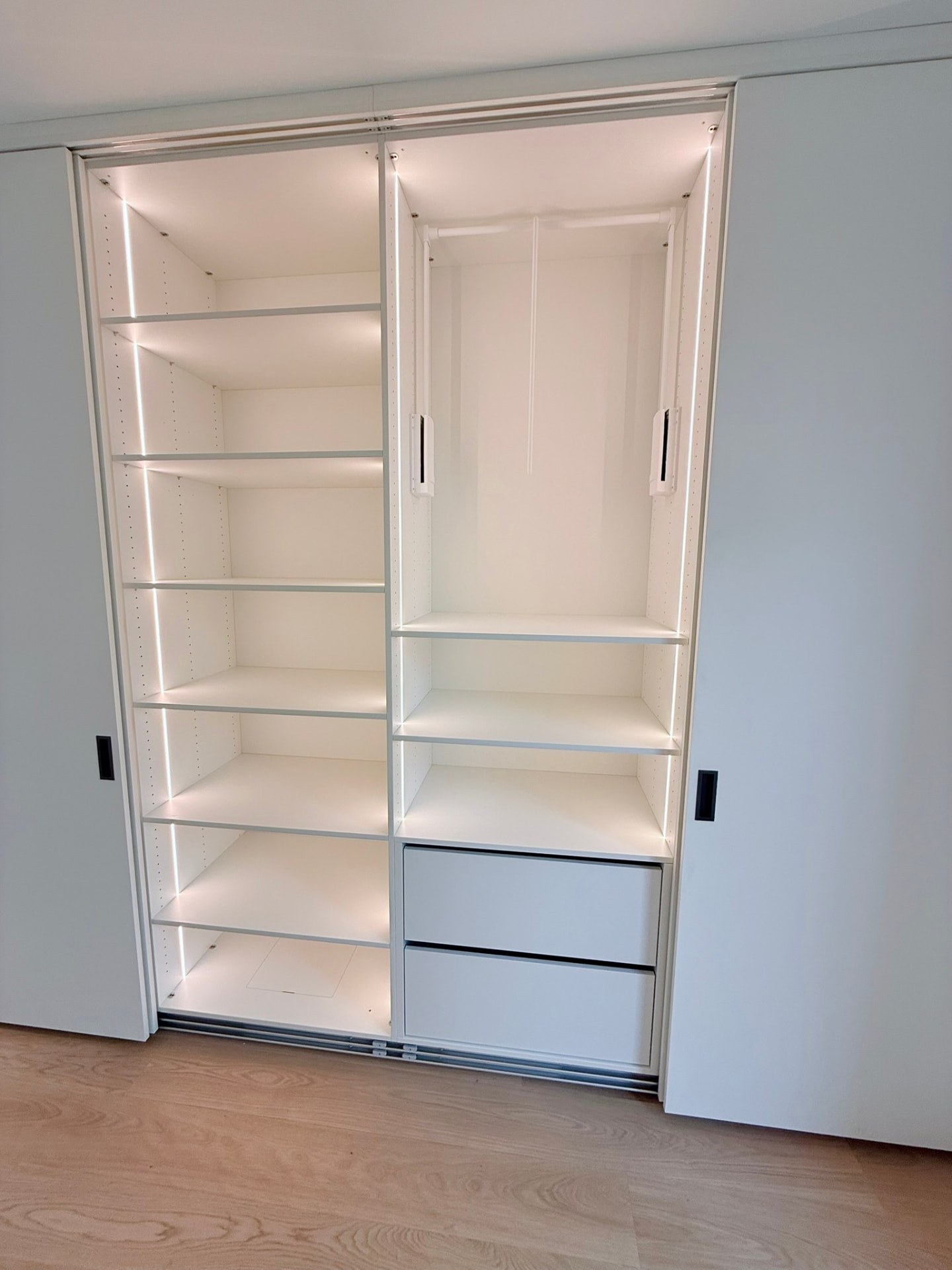 Schwebetürenschrank mit LED-Beleuchtung, geöffnet – Schreinerei Siegert