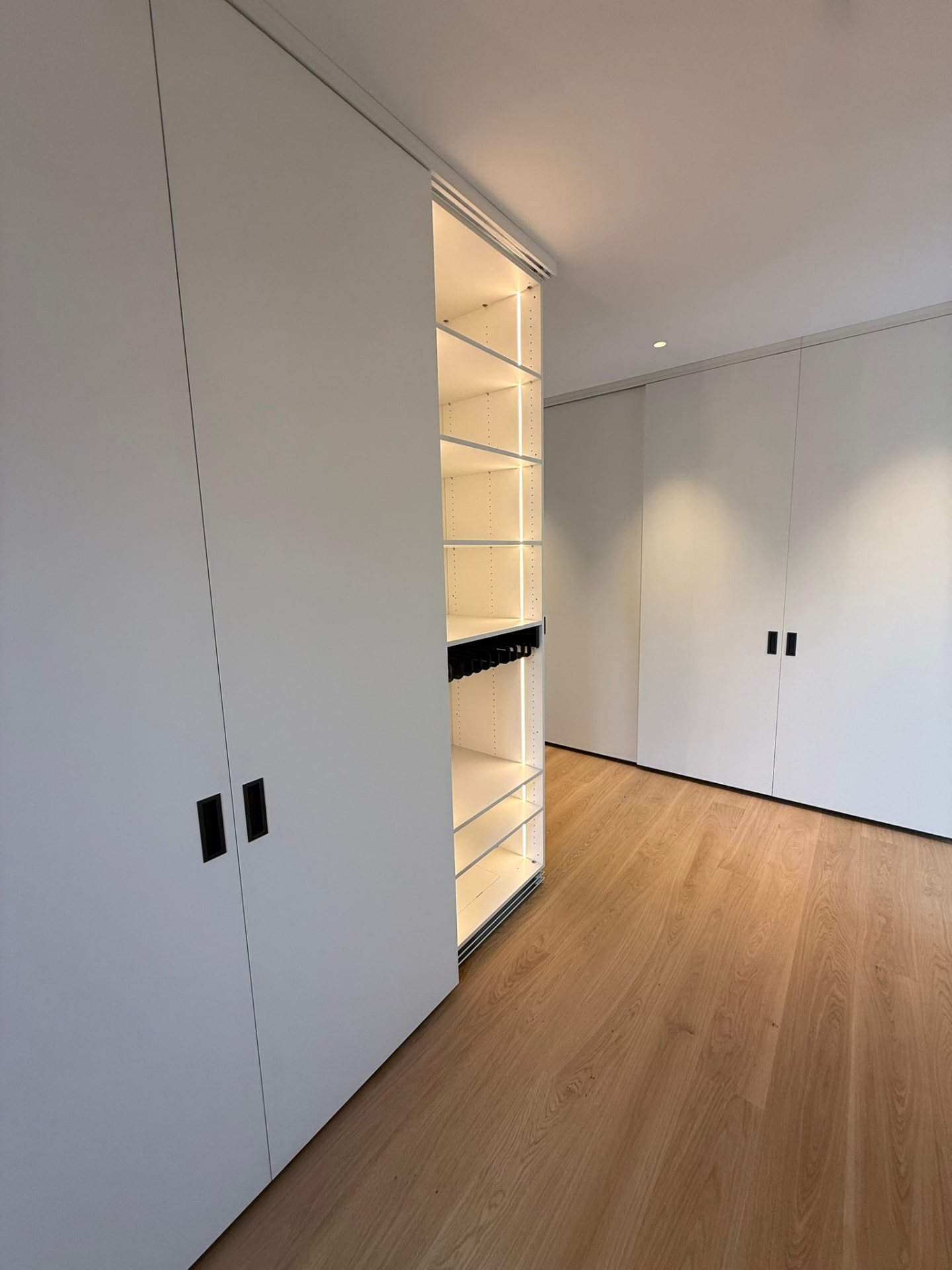 Einbauschrank aus Massivholz von Schreinerei Siegert