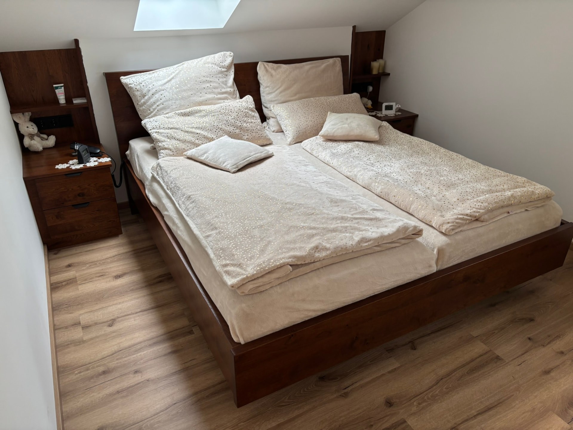 Bett aus Massivholz mit Nachttischen – Schreinerei Siegert
