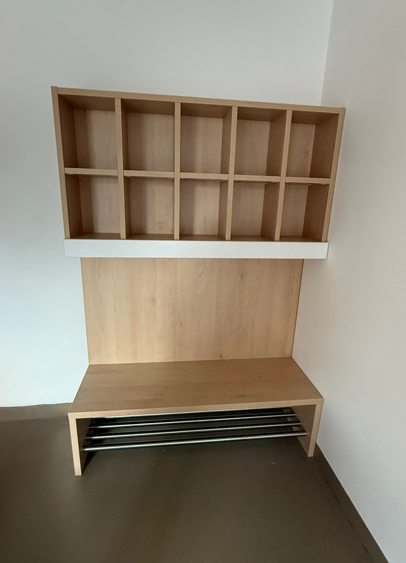 Garderobe mit Sitzbank und Regalfächern – Schreinerei Siegert