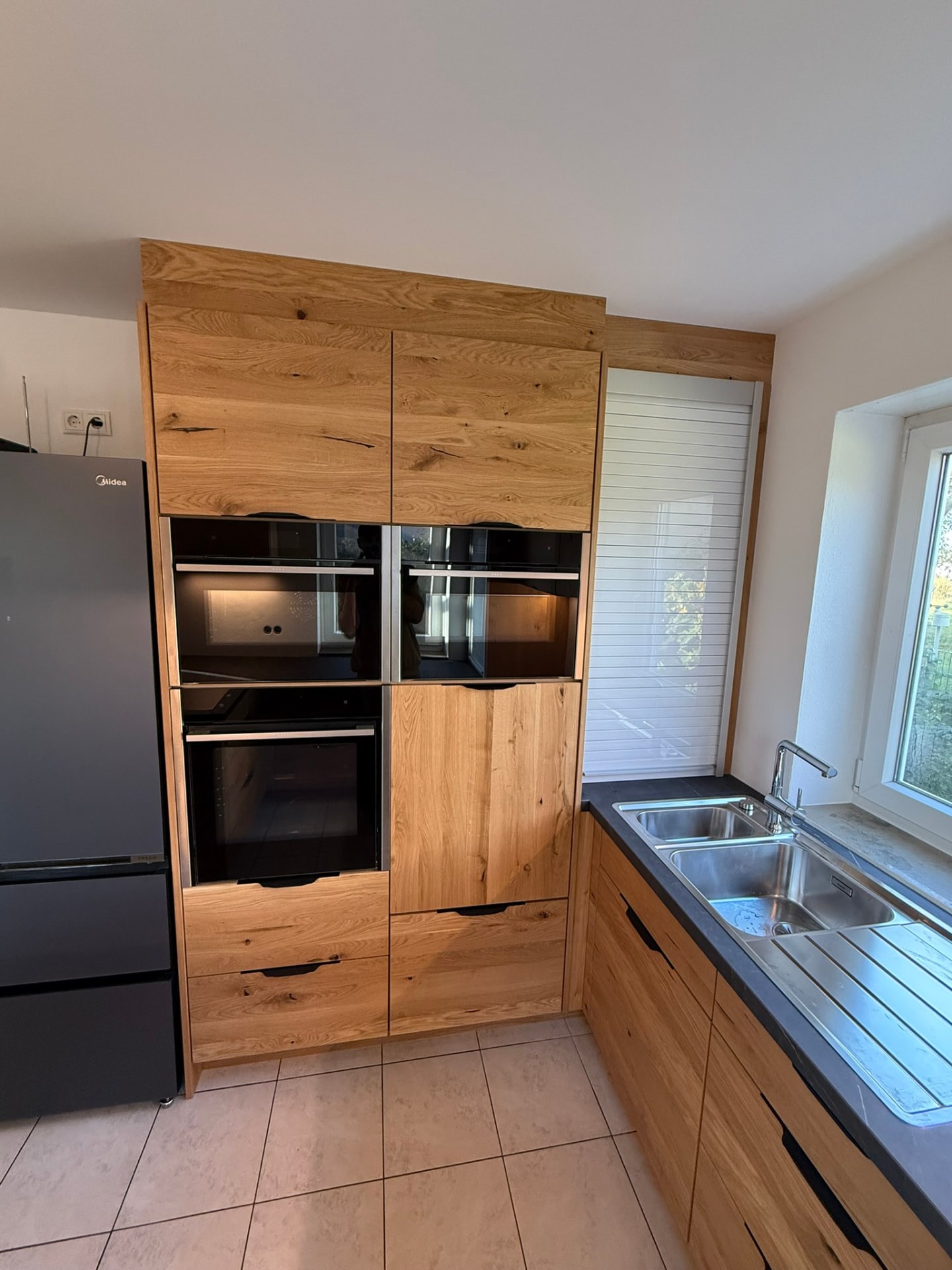 Massivholzküche mit Gerätehochschrank und Rollladenschrank – Schreinerei Siegert