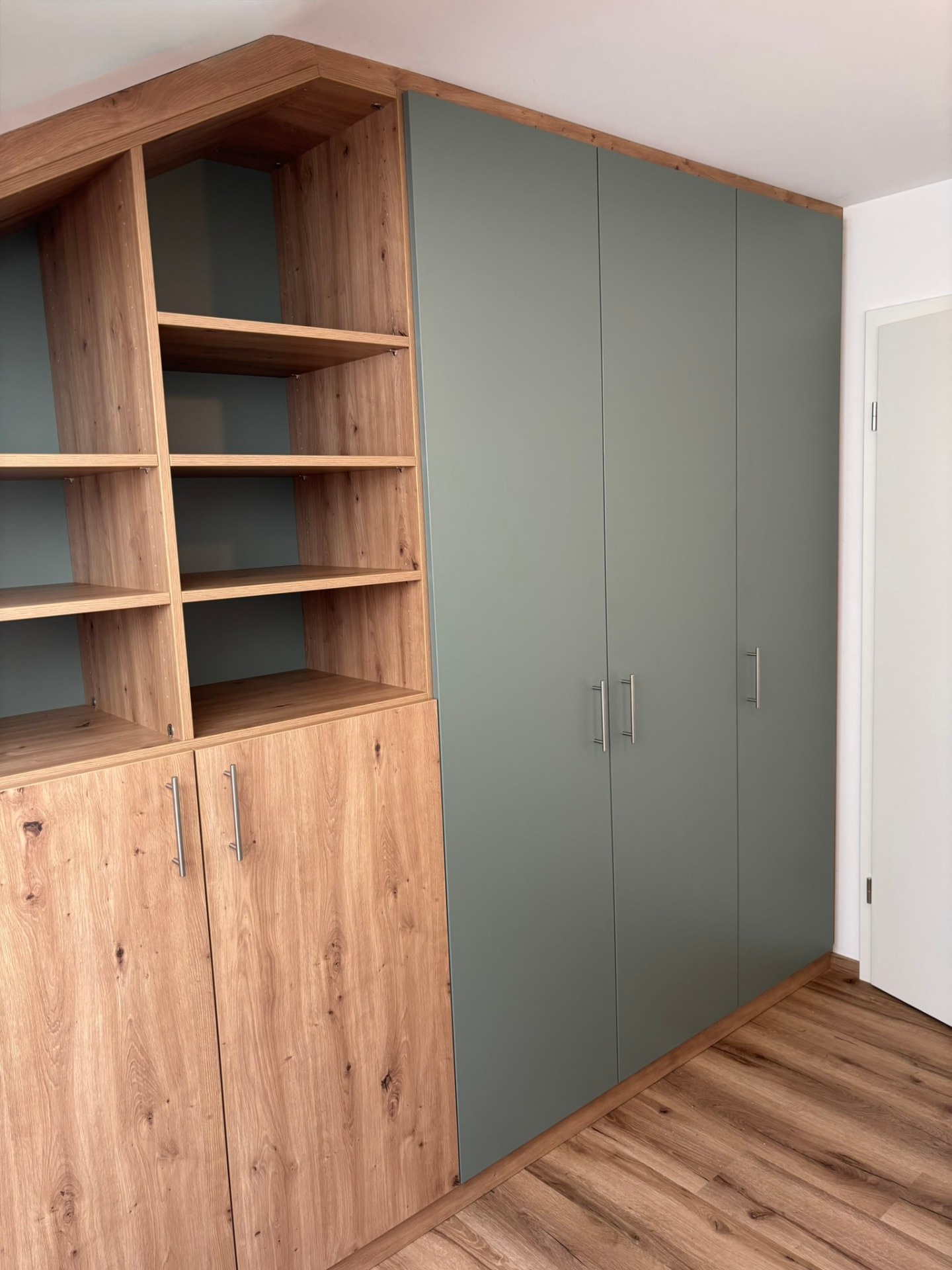 Eckkleiderschrank mit Holzregal und farbigen Fronten – Schreinerei Siegert