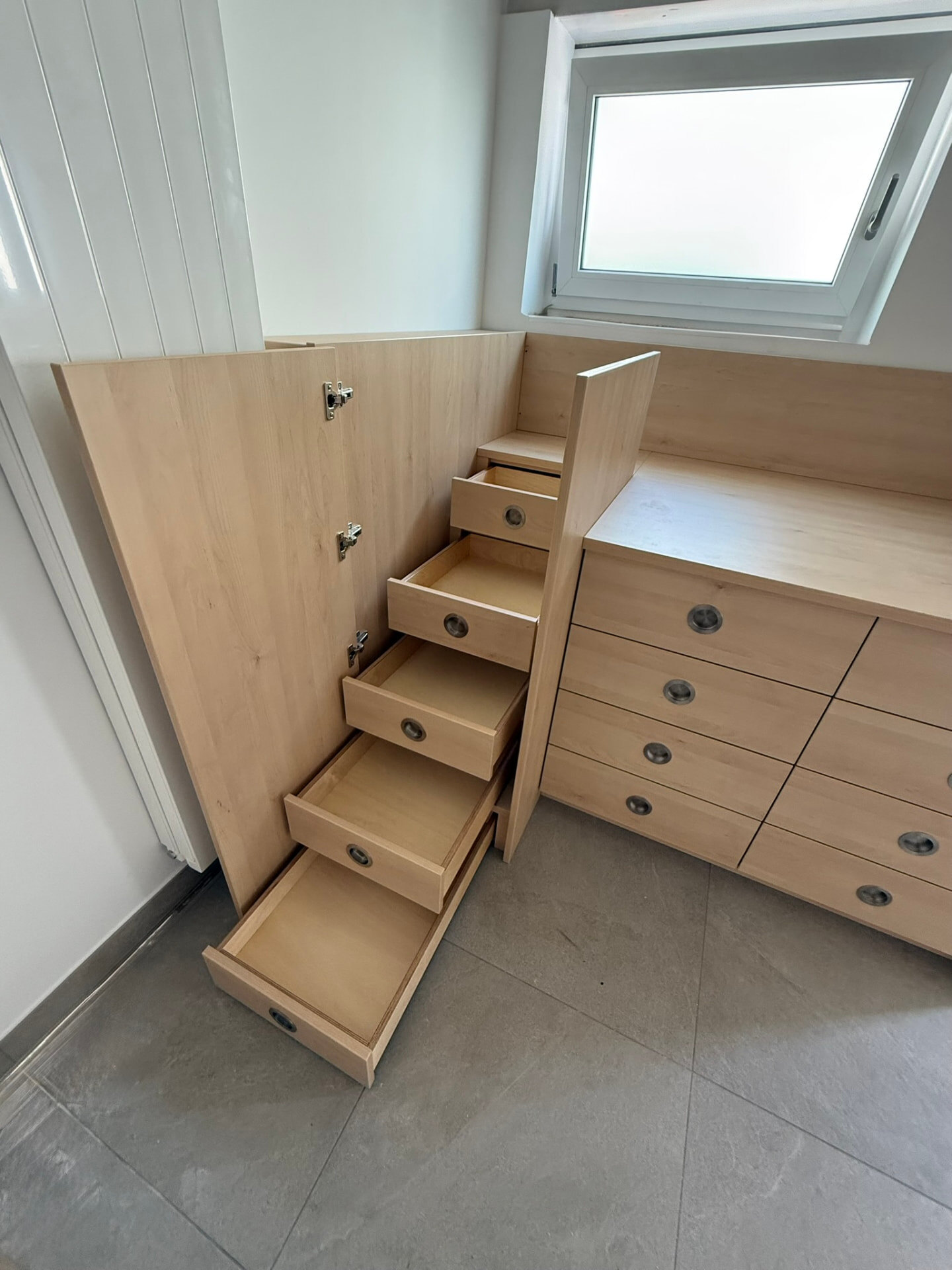 Wickelkommode mit ausziehbarer Treppe – Schreinerei Siegert