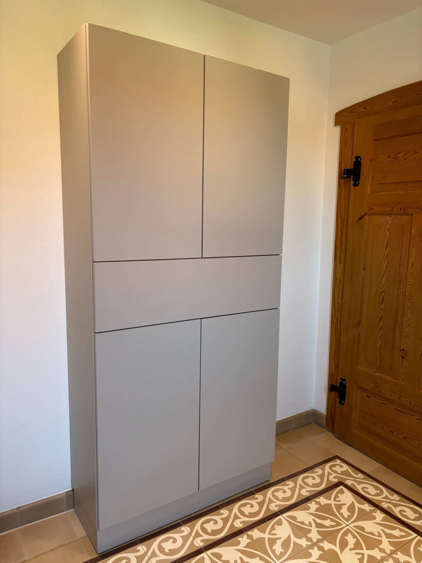 Bad-Hochschrank mit grifflosen Fronten – Schreinerei Siegert