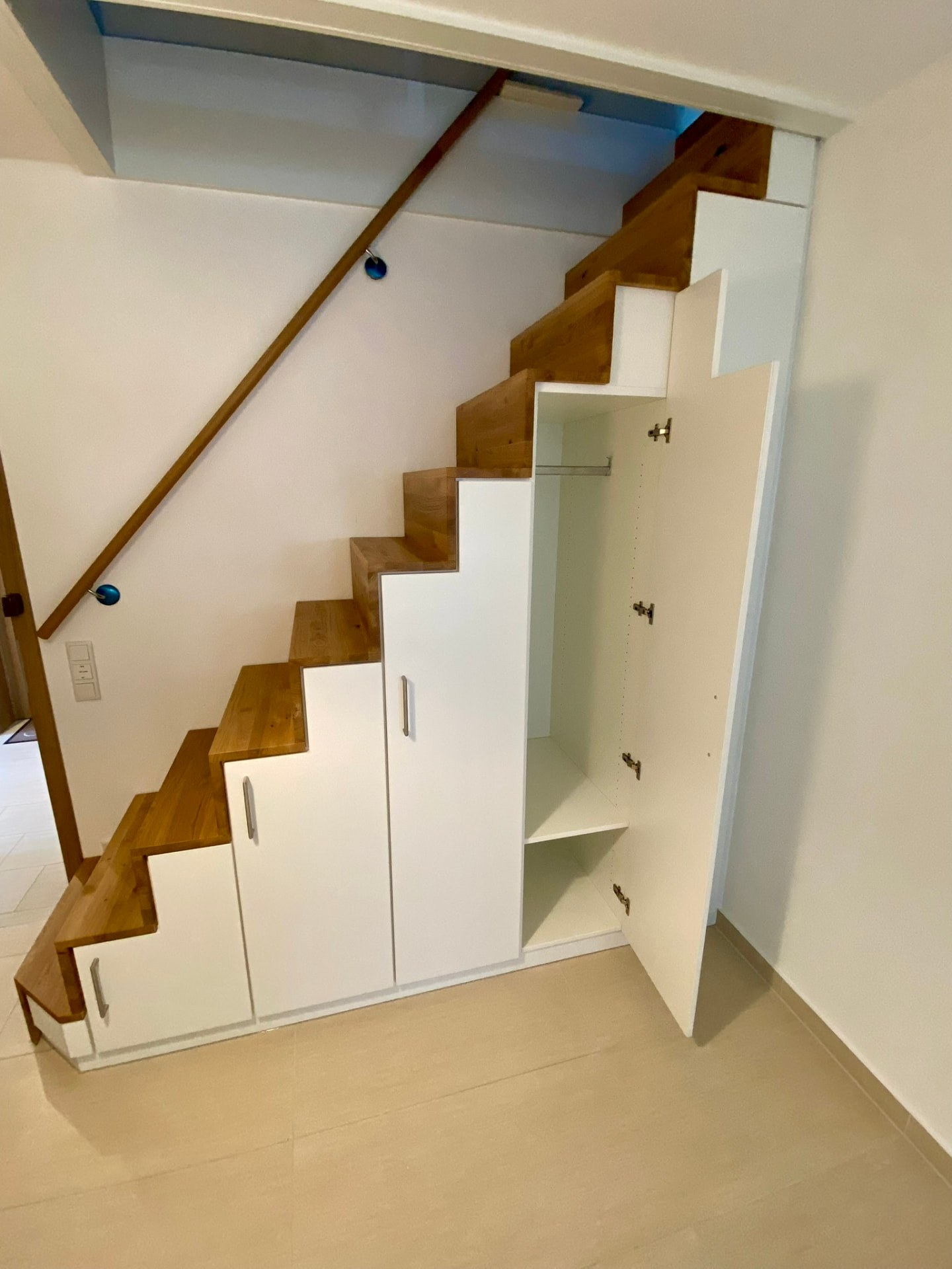Einbauschrank unter der Treppe, geöffnet – Schreinerei Siegert