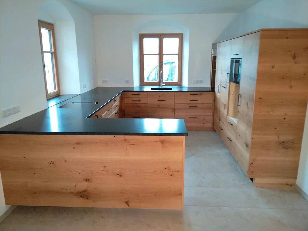 Schreinerküche 4 – Massivholz, Naturstein, Hightech-Geräte